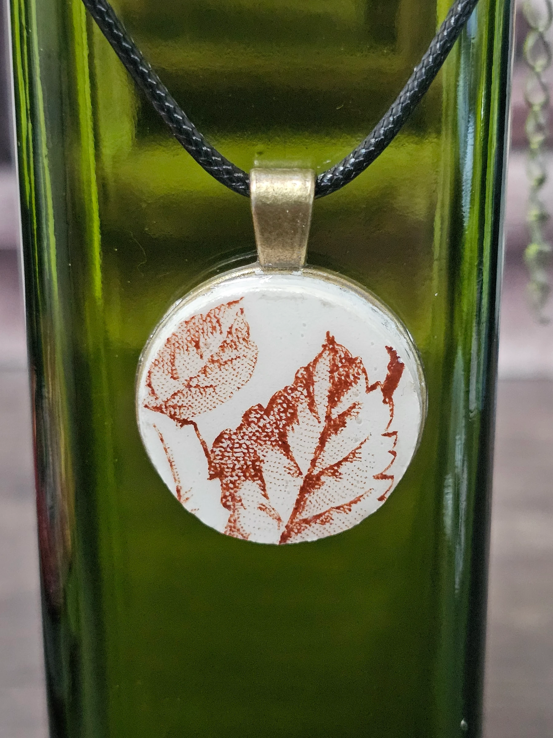 Pendentif avec assiette en terre de fer modèle Sylva